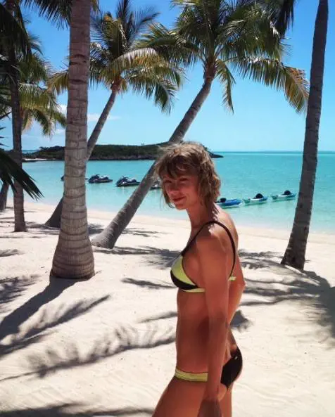 Taylor Swift mostra il lato B in spiaggia