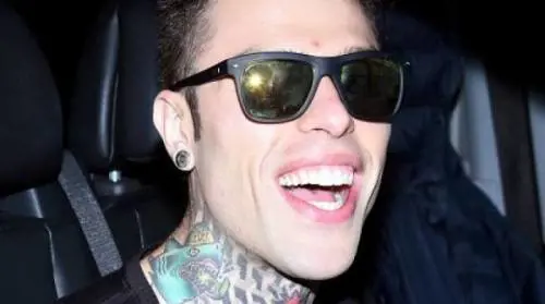 Fedez ci prova con Emma Marrone su Twitter ma lei gli dà il due di picche
