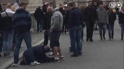 Roma, i tifosi dello Sparta Praga ​urinano sulla mendicante