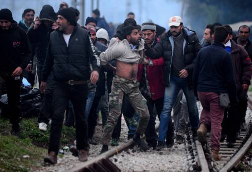 Tensione altissima ad Idomeni: risse e violenze fra profughi