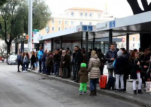 Passeggeri in attesa alla stazione Termini nel giorno dello sciopero del trasporto pubblico