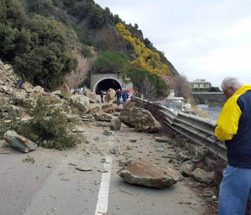 Liguria, frana sull'Aurelia: feriti e auto travolte