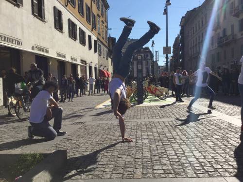 A Milano un flash mob tra cibo e sport