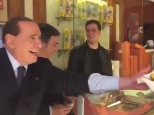 E Berlusconi a Palermo si improvvisa cameriere