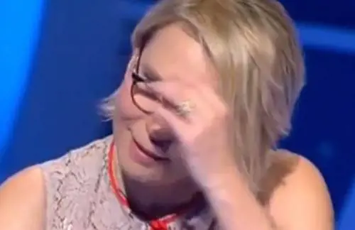 De Filippi legge una lettera e non trattiene le lacrime