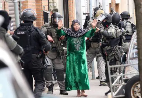 A Bruxelles nella casa dei falsari che cambiano nome ai jihadisti