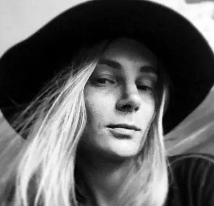 Modella si dà fuoco: "Era troppo vecchia"