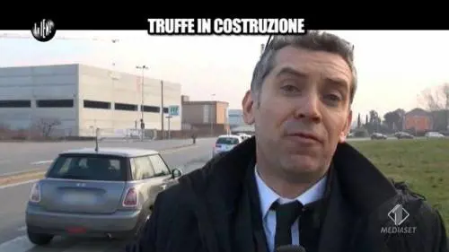 Calci e graffi: la Iena ​finisce in ospedale