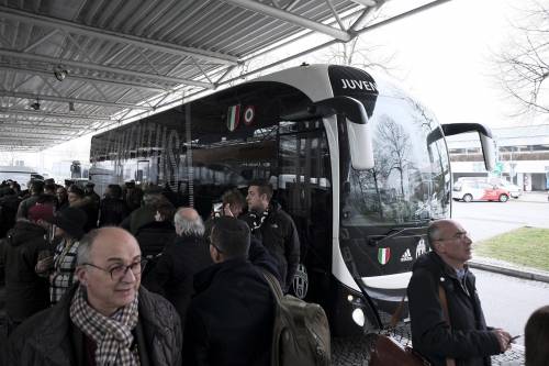 Tensione alta a Torino. Assaltato pullman della Juve