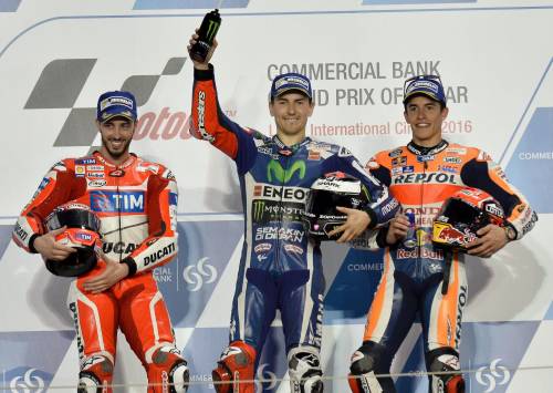 Lorenzo e Marquez sul podio. Ma i tifosi non perdonano