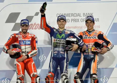 Lorenzo e Marquez sul podio. Ma i tifosi non perdonano