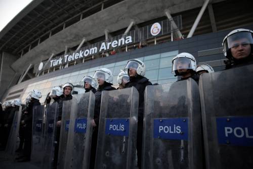 Polizia in assetto anti sommossa davanti allo stadio prima del match