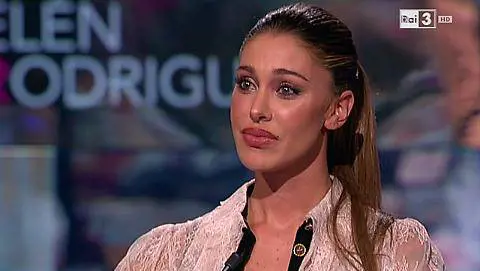 Belen Rodriguez ospite da Fazio. Sotto il vestito spuntano i mutandoni neri