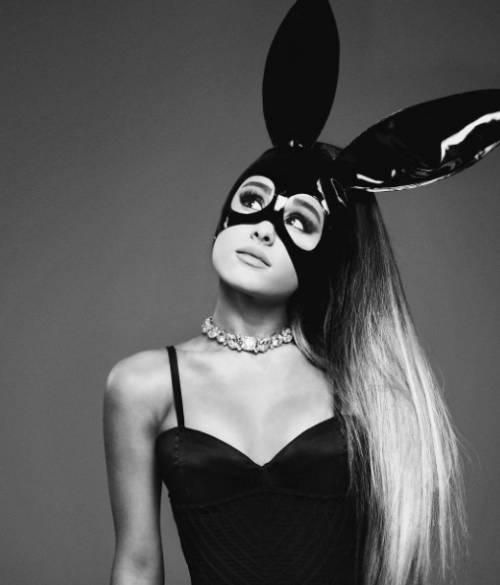 Ariana Grande, sexy coniglietto di latex