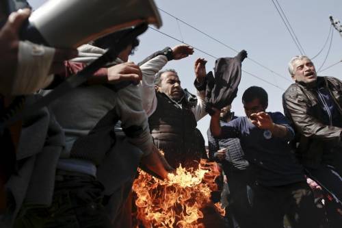 "Meglio morire del rimpatrio": due profughi si danno fuoco a Idomeni