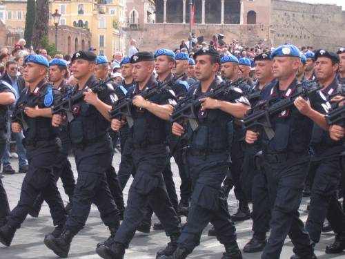 "In tutta Italia solo 190 poliziotti sanno sparare a bersagli mobili"
