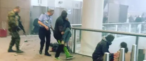 L'addetto ai bagagli è "l'eroe dell'aeroporto di Zeventam"
