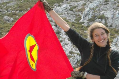 Giovanna Lanzavecchia con una bandiera del Pkk, in una foto da Facebook