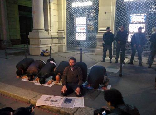 La sceneggiata dei musulmani davanti alla sede del Giornale