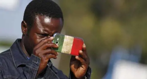 "Vietiamo agli immigrati di usare il cellulare"