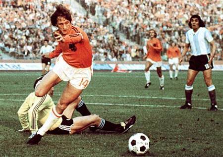 Il ribelle olandese che inventò il pallone libero e moderno