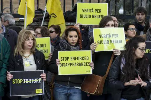 Un momento del sit-in davanti all'ambasciata egiziana 