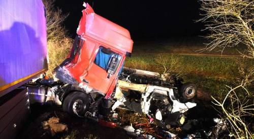 Francia, bus contro tir 12 morti: 2 feriti italiani