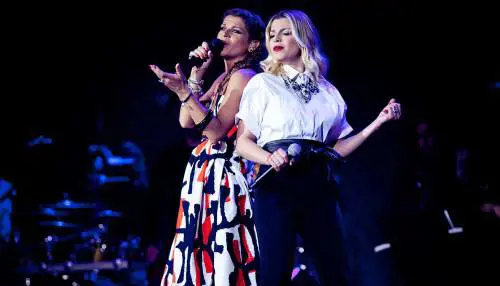 Alessandra Amoroso e Emma Marrone scherzano con l'hoverboard