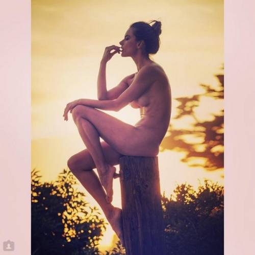 Alessandra Ambrosio, scatti bollenti a Malibu su Instagram: foto
