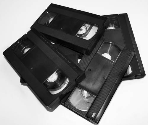 Dimentica di restituire VHS per 14 anni: uomo arrestato