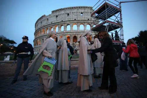 Roma blindata per la Via Crucis. Papa Francesco segue dal Colosseo