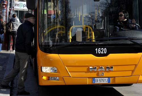 Roma, bulgaro molesta una ragazza: arrestato seminudo sul bus