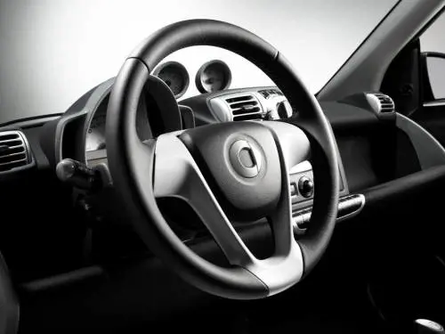 A ruba i volanti delle Smart: "Servono per l'airbag"