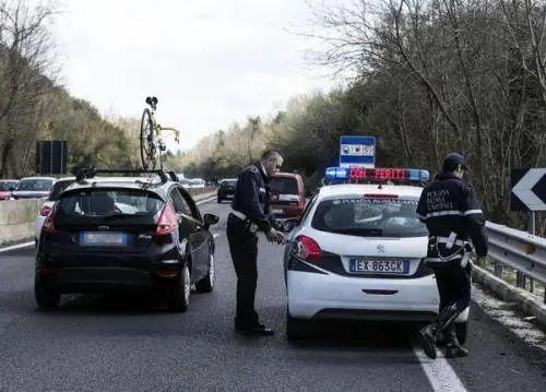 Rom senza patente non si ferma all'alt