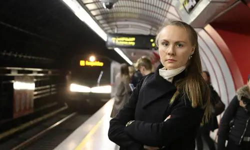 Ragazza baciata a forza sul treno denuncia, la polizia: "Non è molestia"