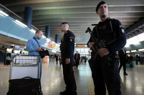 Salerno, arrestato un algerino "Gestiva rete documenti falsi"
