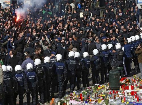 Bruxelles, dopo il sangue l'ira: neonazisti in piazza contro il terrorismo islamico