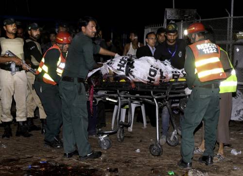 Pakistan, kamikaze si fa esplodere nel parco dei bimbi: strage di cristiani