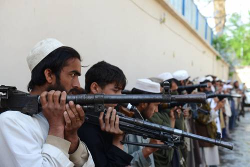 Miliziani talebani con le armi in pugno si arrendono alle forze afghane