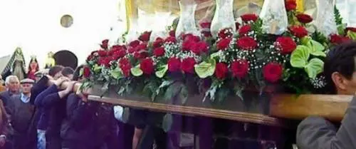 La processione di Pasqua devia per passare dalla casa del boss