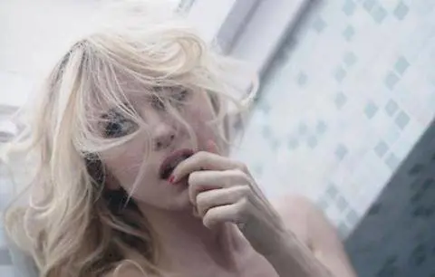 Justine Mattera, trasparenza mozzafiato
