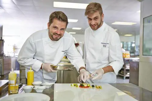 La cucina si trasforma in sala da pranzo con gli chef