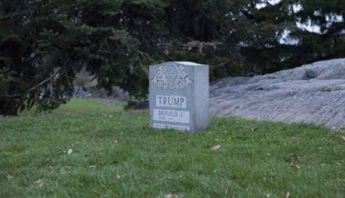 La tomba di Donald Trump a Central Park