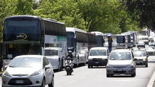 Fermo, prof fanno scendere i ragazzi dal bus, poi lo schianto