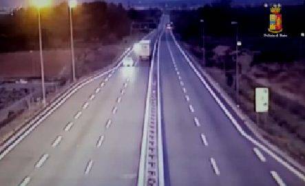 Tir contromano in autostrada: fermato camionista bulgaro
