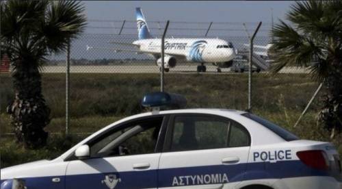 Dirottato volo EgyptAir: in ostaggio 4 stranieri