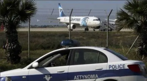 Dirottato volo EgyptAir: in ostaggio 4 stranieri