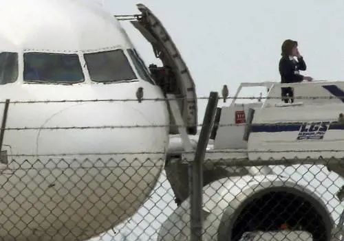 Dirottato volo Egypt Air: "Rilasciato ostaggio italiano"