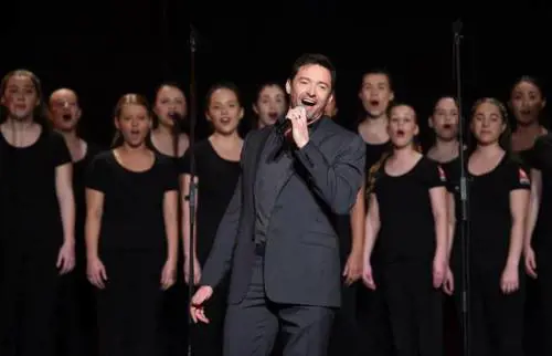 Hugh Jackman salva il figlio e un bagnante dall'oceano