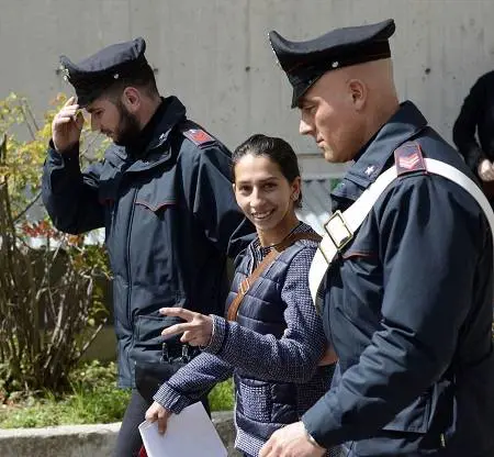 "Niente carcere: è una mamma". E la nomade ride dei nostri giudici